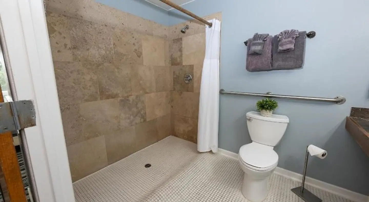 The Seaside Oceanfront Inn Badezimmer