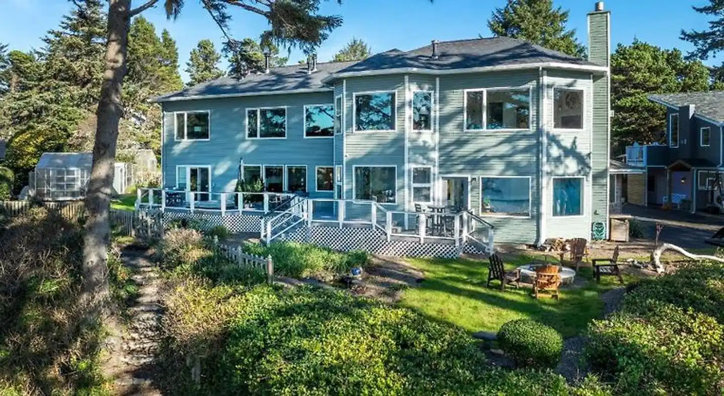 Tyee Lodge Oceanfront B&B Aussenansicht