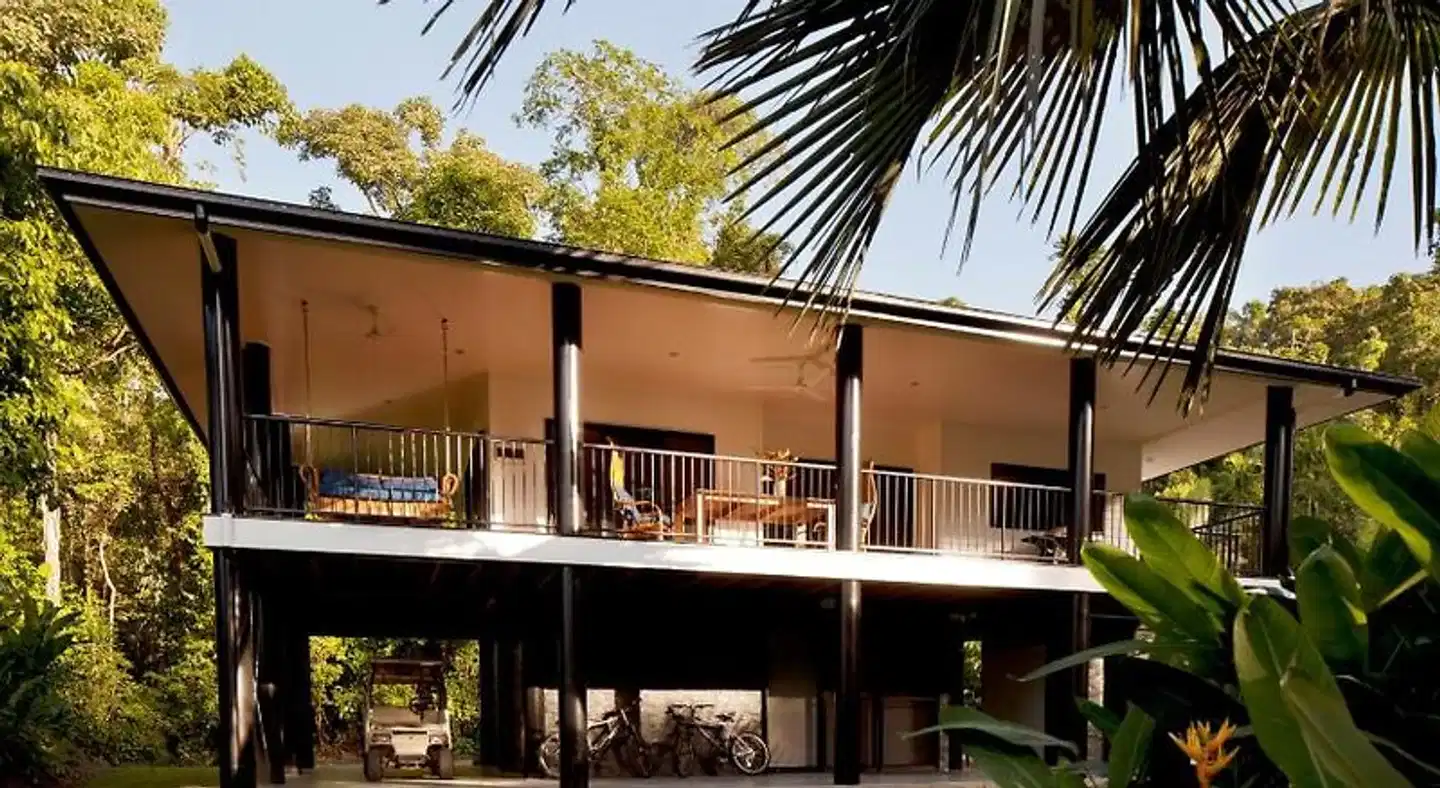 Misty Mountains Rainforest Retreat Bar