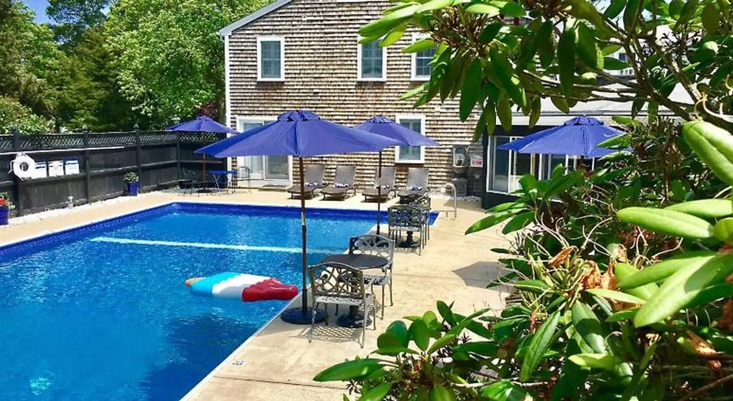 Platinum Pebble Boutique Inn OUTDOOR_POOL