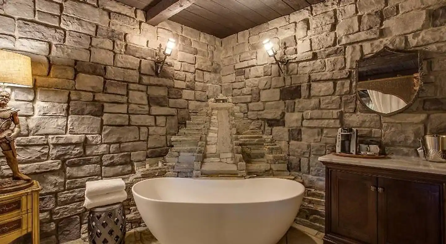 Storybook Riverside Inn Badezimmer