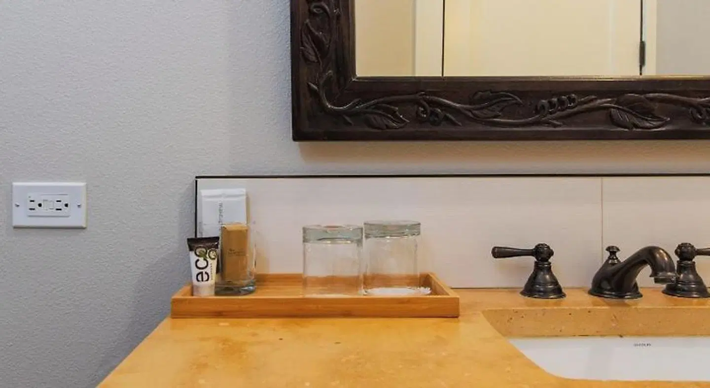 The Dundee - A Trace Hotel ROOM_EXAMPLE