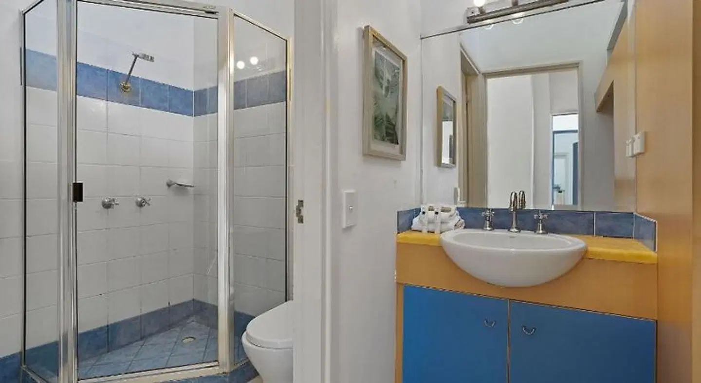 Noosa Parade Holiday Inn Badezimmer