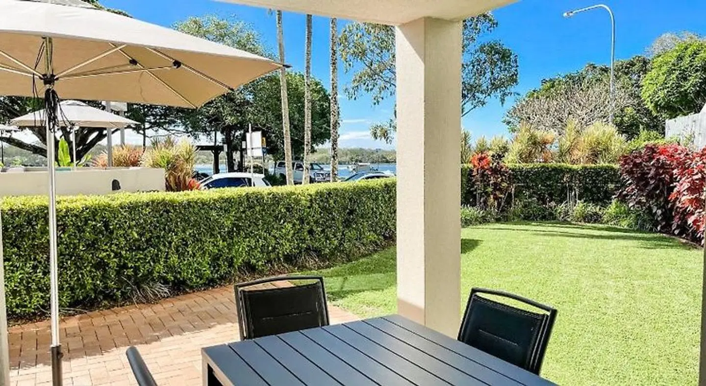 Regatta Riverfront Apartments Terrasse