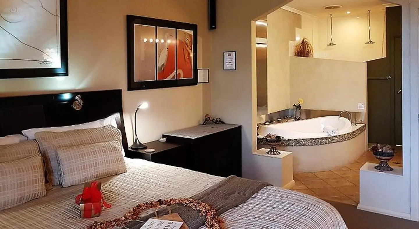 Romantic Getaways at Riverview Rise Retreats ROOM_EXAMPLE