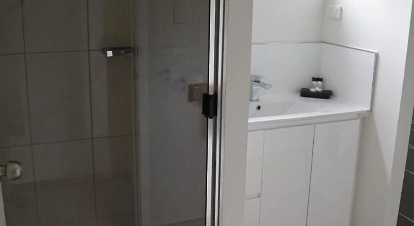 Airlie Seaview Apartments Badezimmer