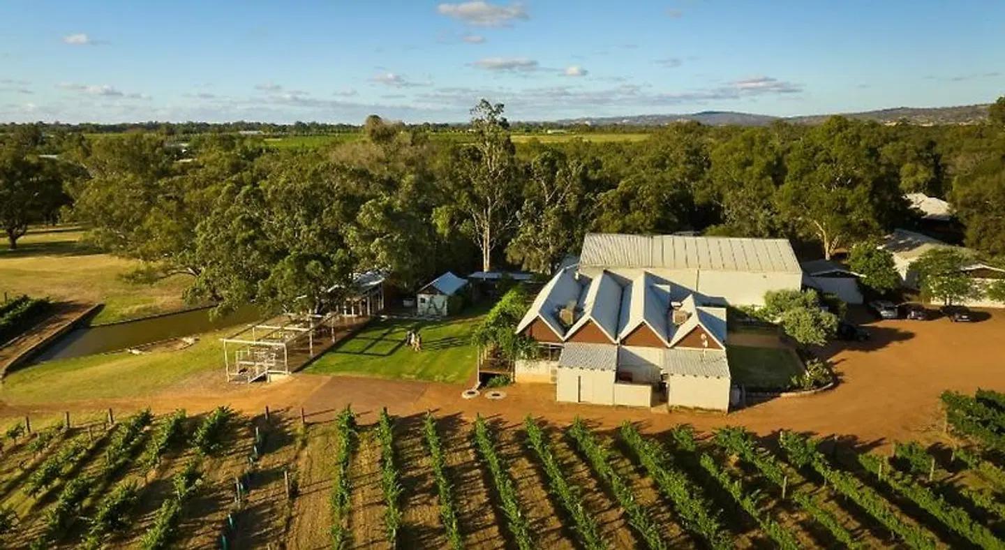 Vineyard Cottage at Upper Reach Winery LANDSCAPE