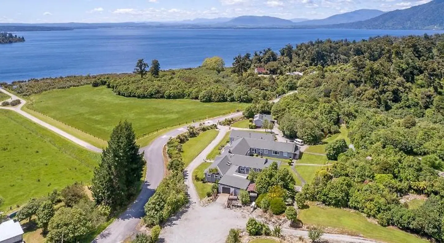 Lake Brunner Lodge LANDSCAPE