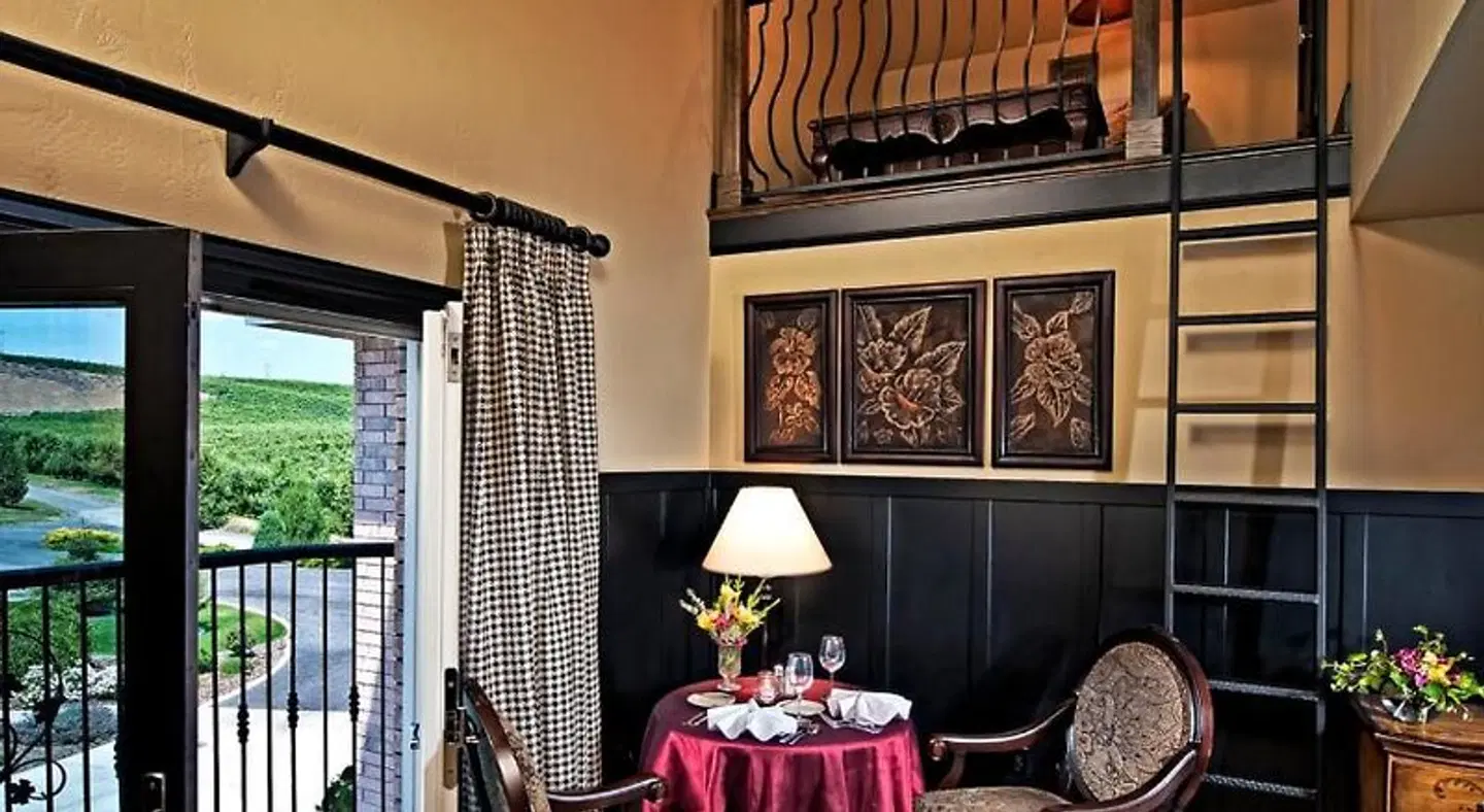 Cameo Heights Mansion Lobby