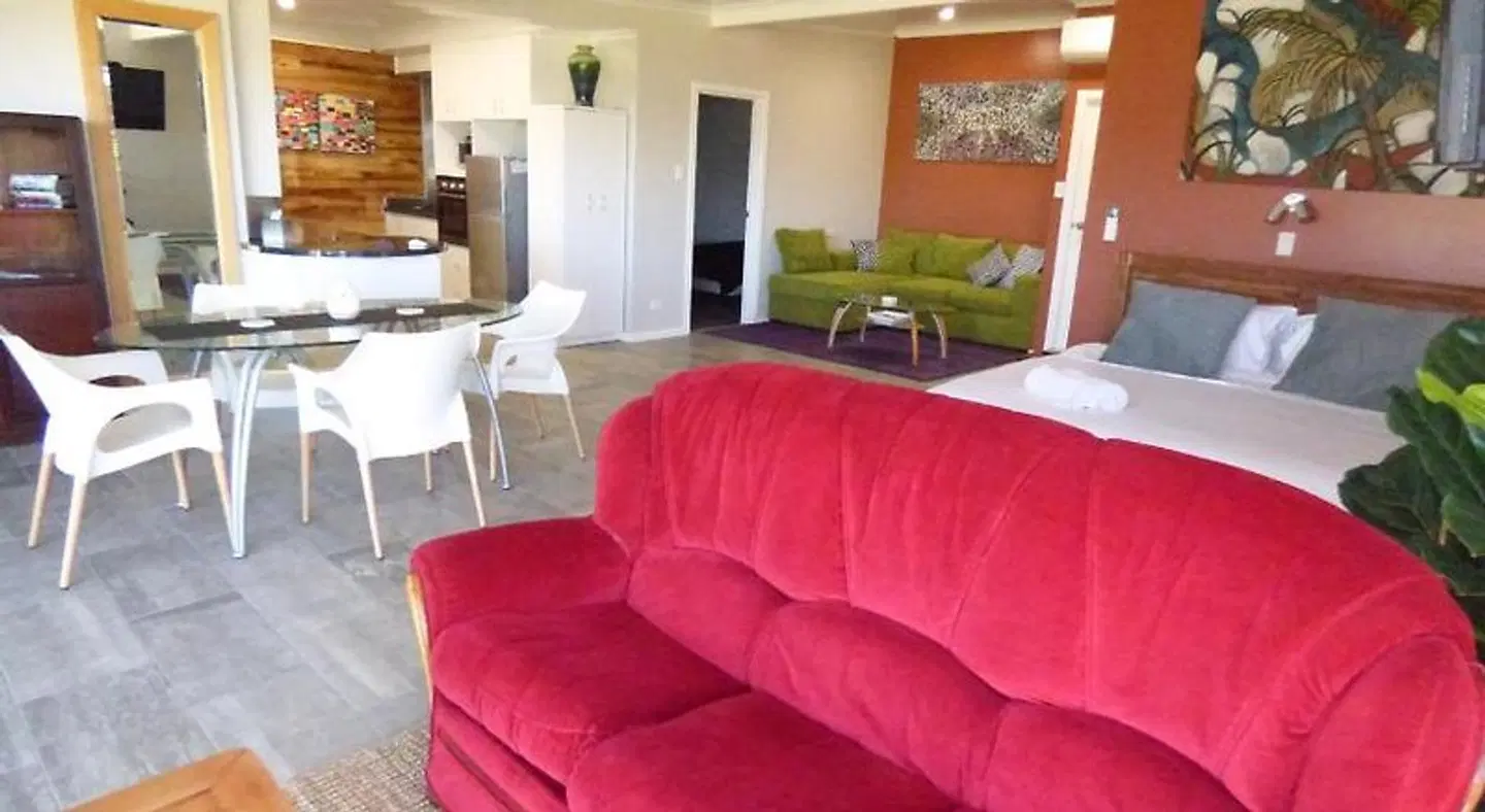 ArtHOUSE Beachfront Accommodation Bar