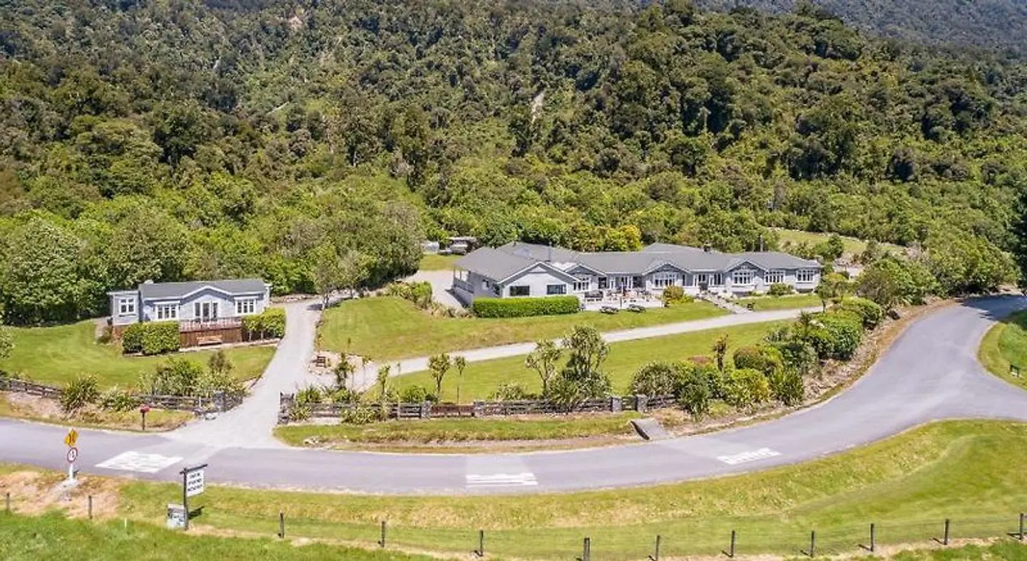 Lake Brunner Lodge LANDSCAPE