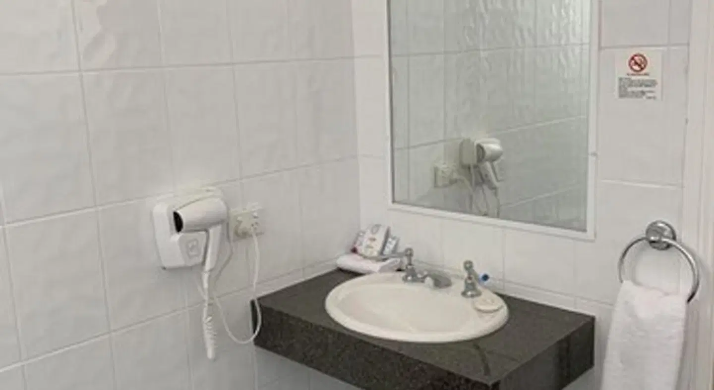 Ashton Townhouse Motel & Suites Badezimmer