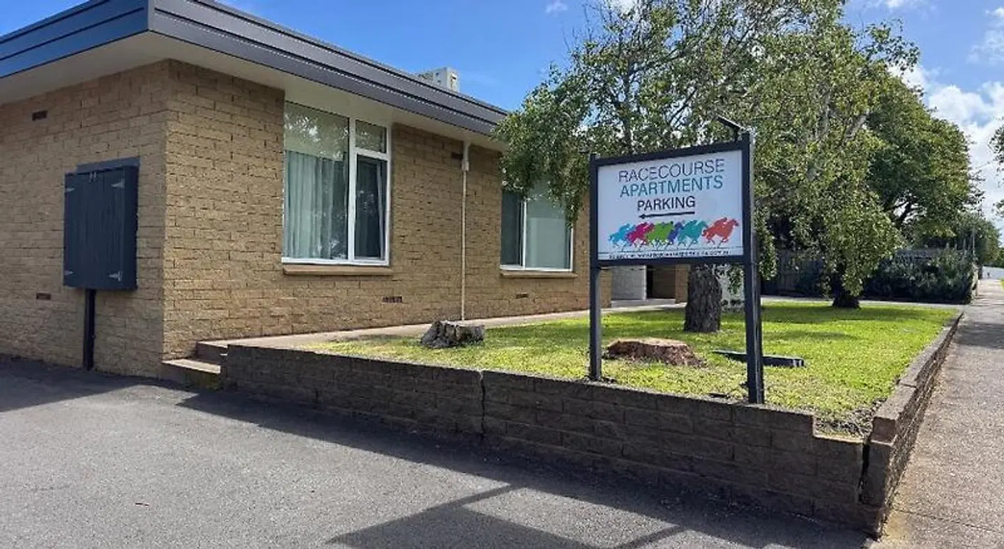 Racecourse Apartments EXTERIOR