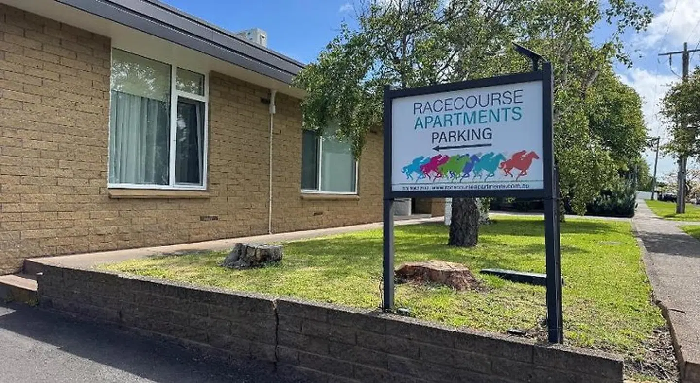 Racecourse Apartments EXTERIOR