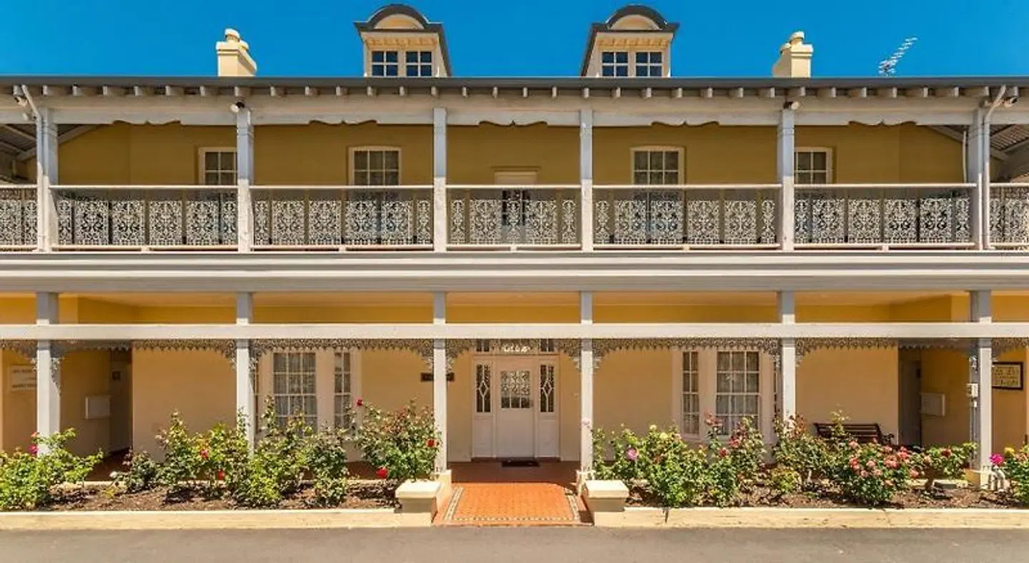 Clifton Motel & Grittleton Lodge EXTERIOR