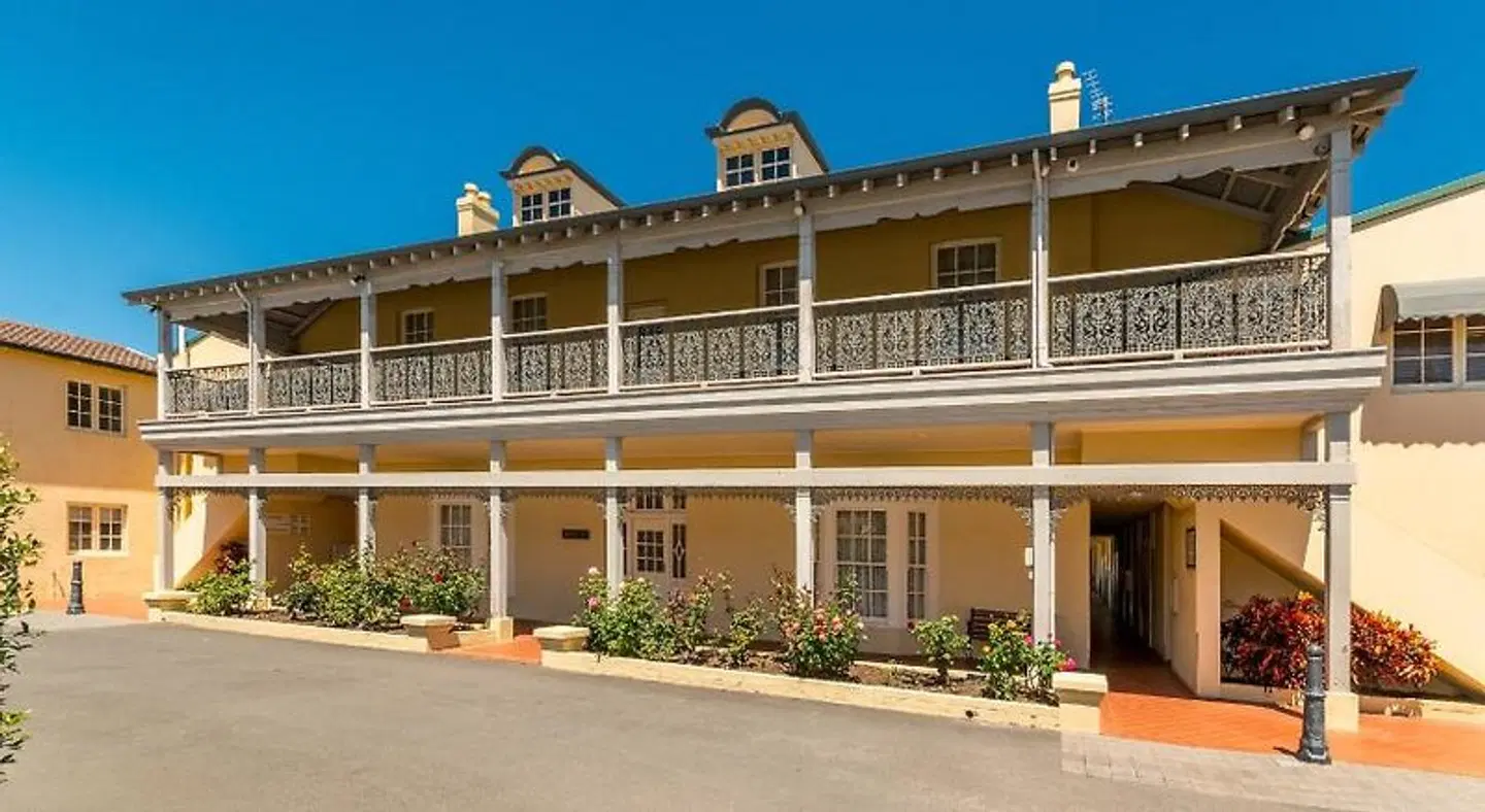 Clifton Motel & Grittleton Lodge EXTERIOR