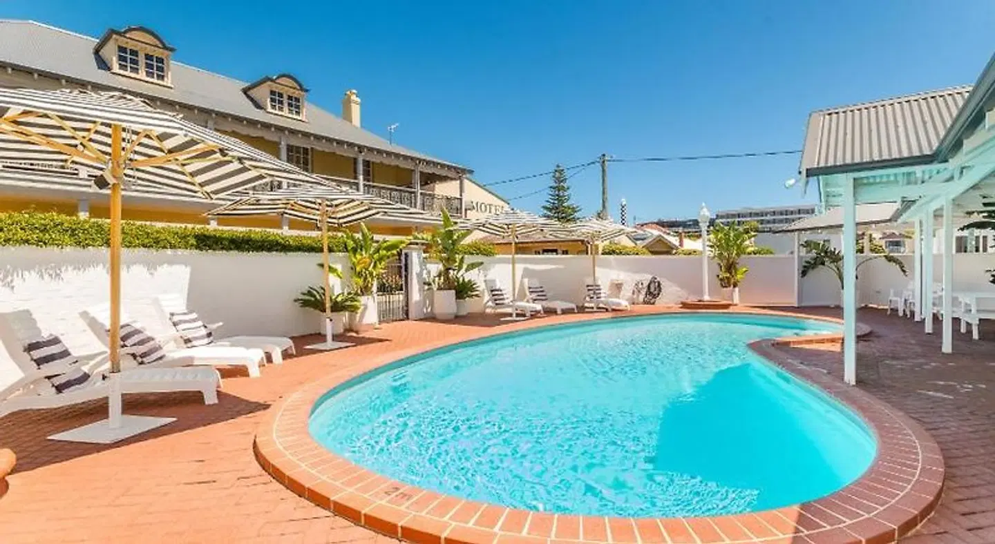 Clifton Motel & Grittleton Lodge OUTDOOR_POOL