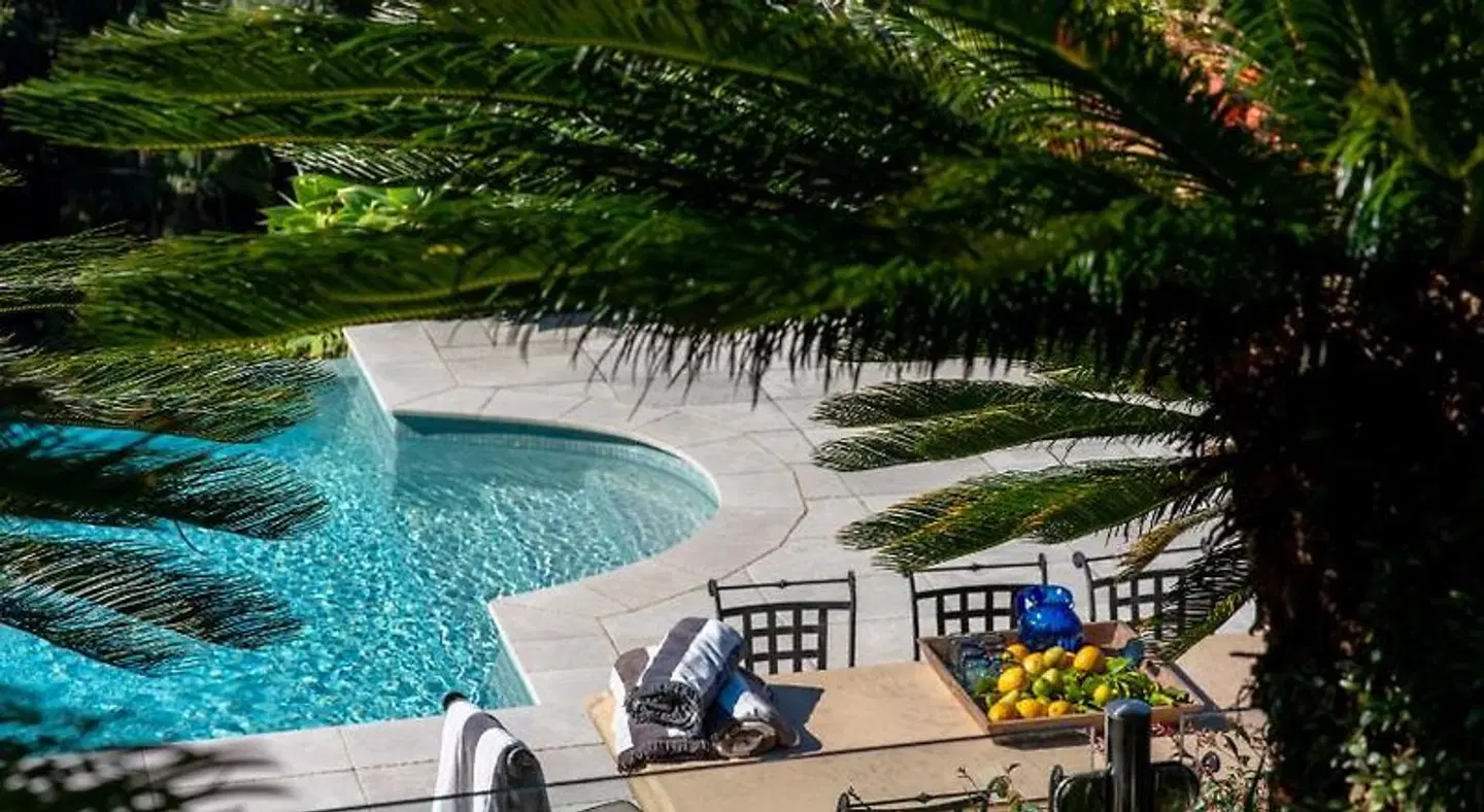 The Outlook Cabana OUTDOOR_POOL