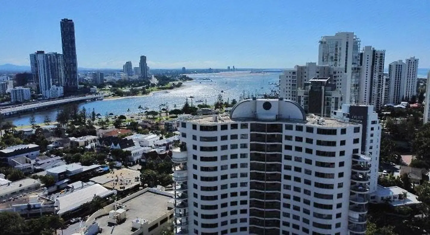 Meriton on Main Beach EXTERIOR