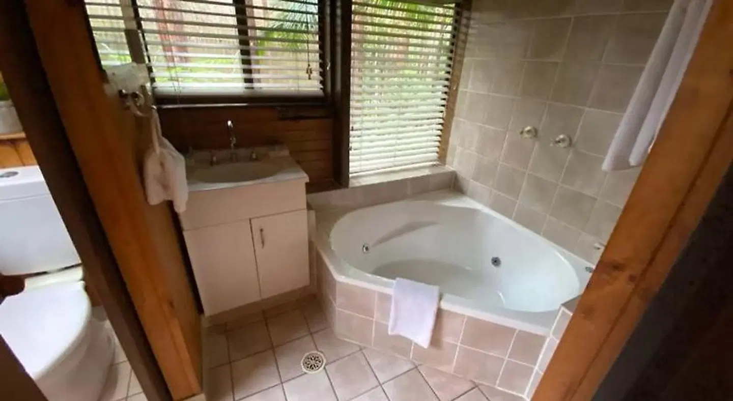 Springbrook Mountain Chalets Badezimmer