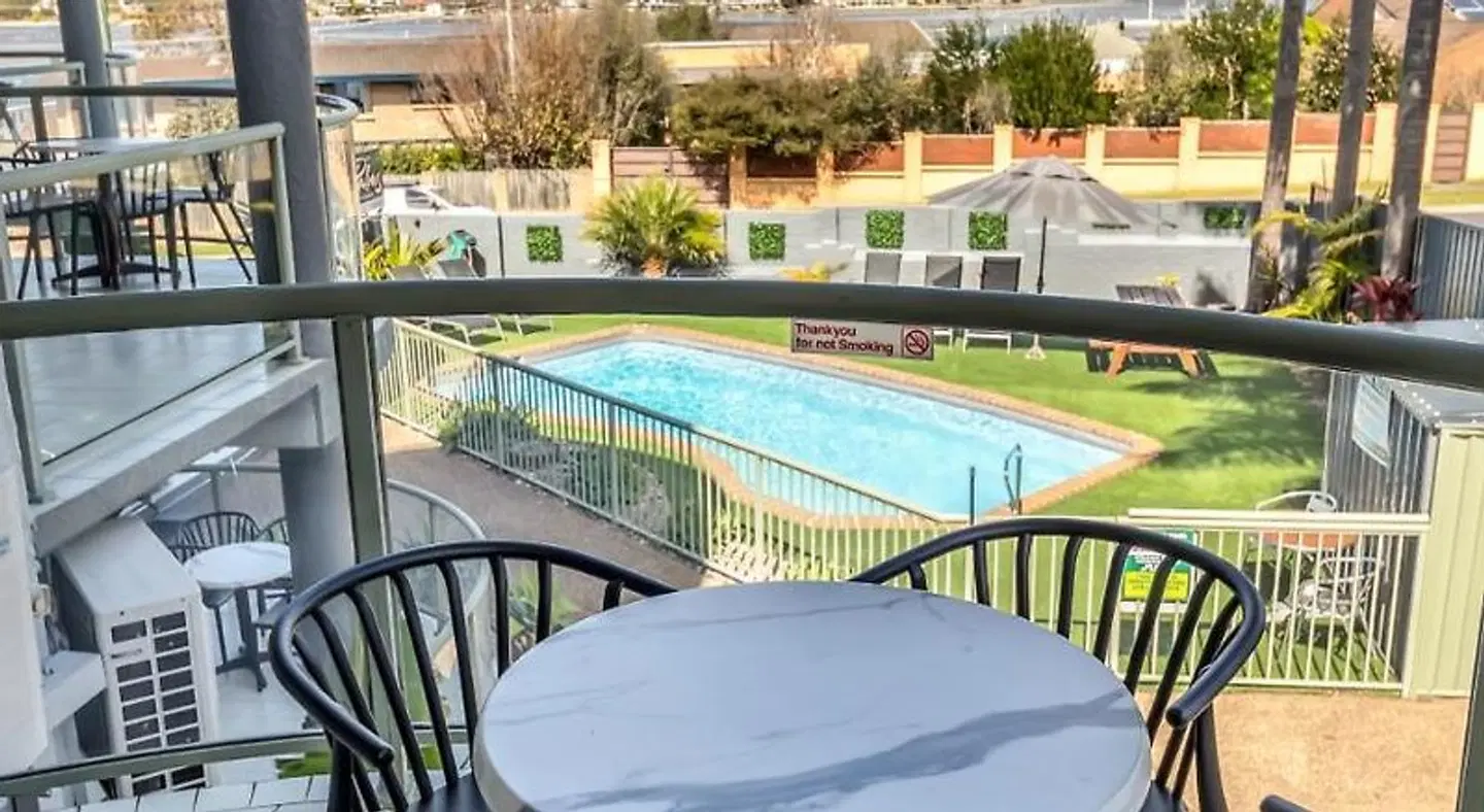 The Palms Apartments OUTDOOR_POOL