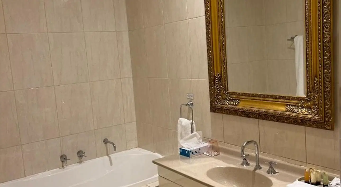 The Astra Hotel Badezimmer