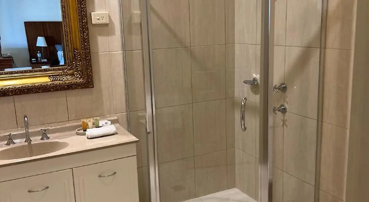 The Astra Hotel Badezimmer