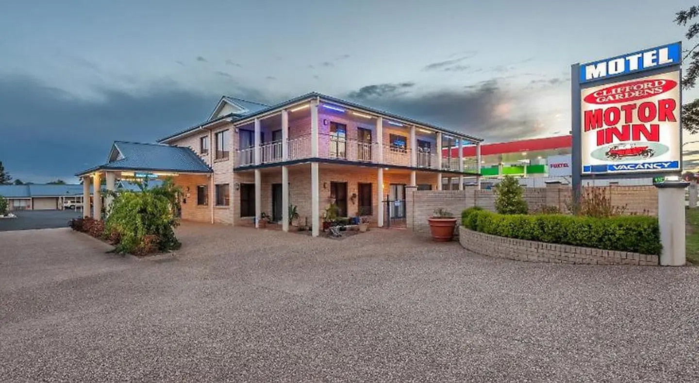 Clifford Gardens Motor Inn EXTERIOR