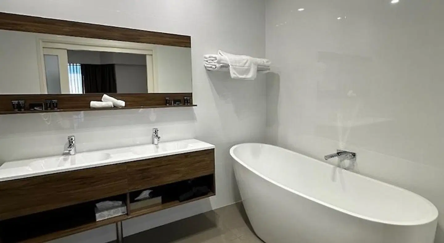Young Federation Motor Inn Badezimmer
