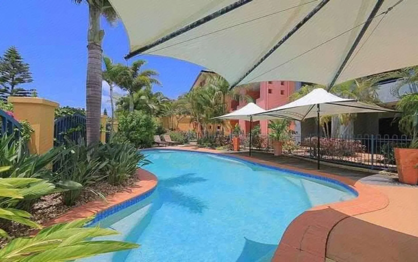Kacy's Bargara Beach Motel OUTDOOR_POOL