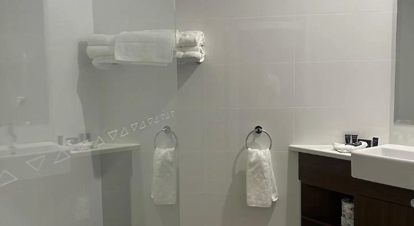 Young Federation Motor Inn Badezimmer