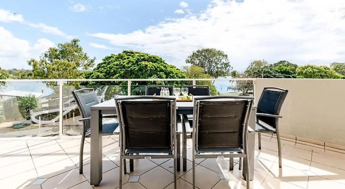 Regatta Riverfront Apartments Terrasse