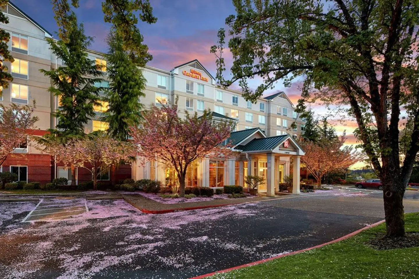 Hilton Garden Inn Portland/Lake Oswego EXTERIOR