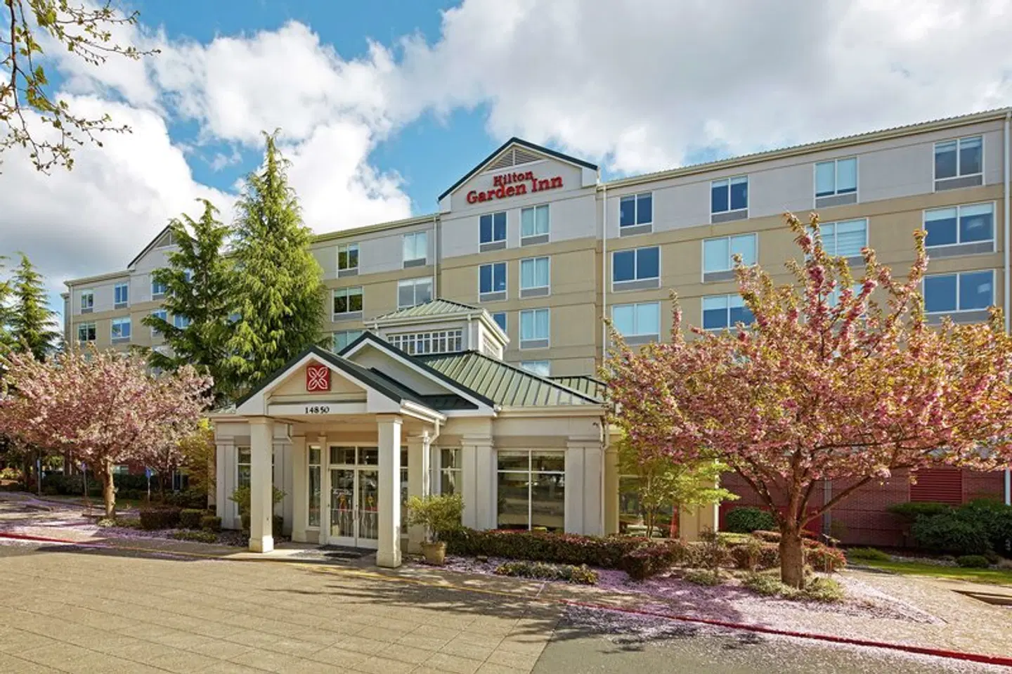 Hilton Garden Inn Portland/Lake Oswego EXTERIOR