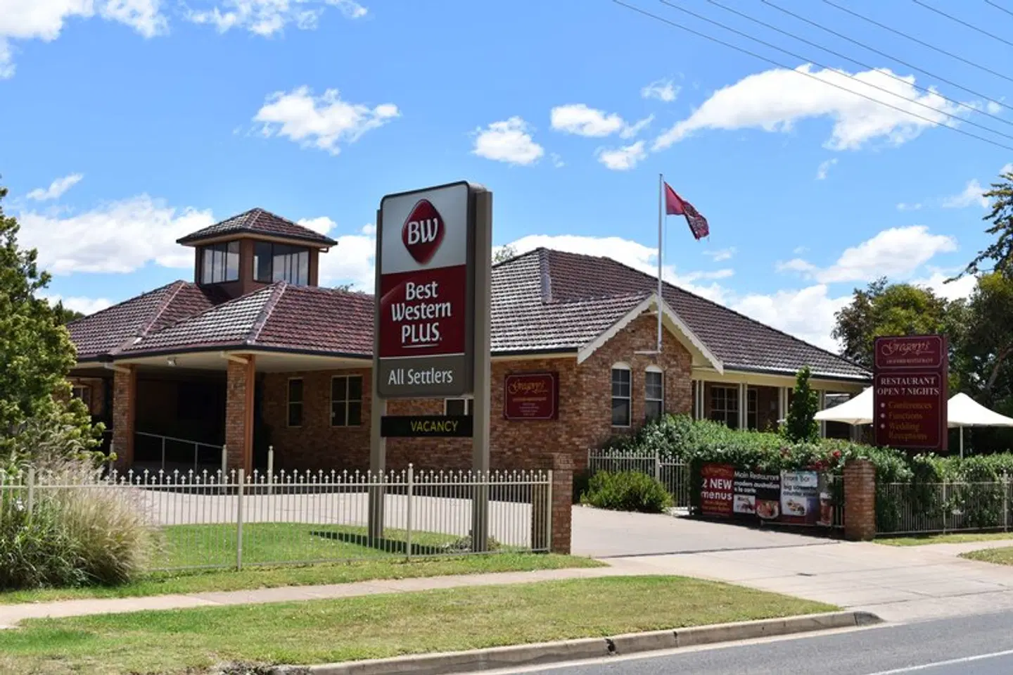 Best Western Plus All Settlers Motor Inn EXTERIOR