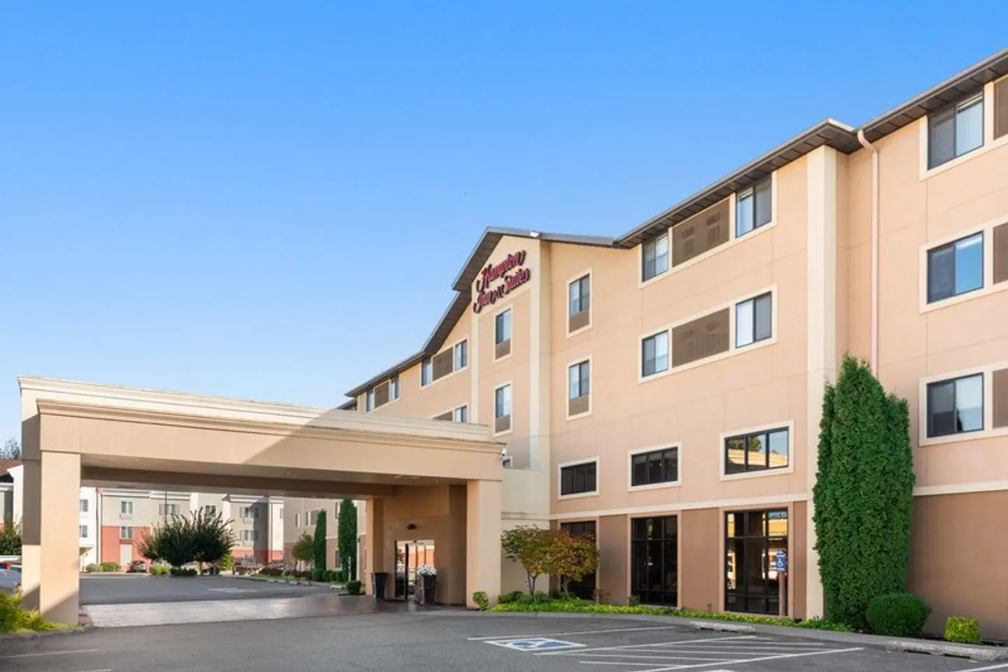 Hampton Inn & Suites Burlington EXTERIOR