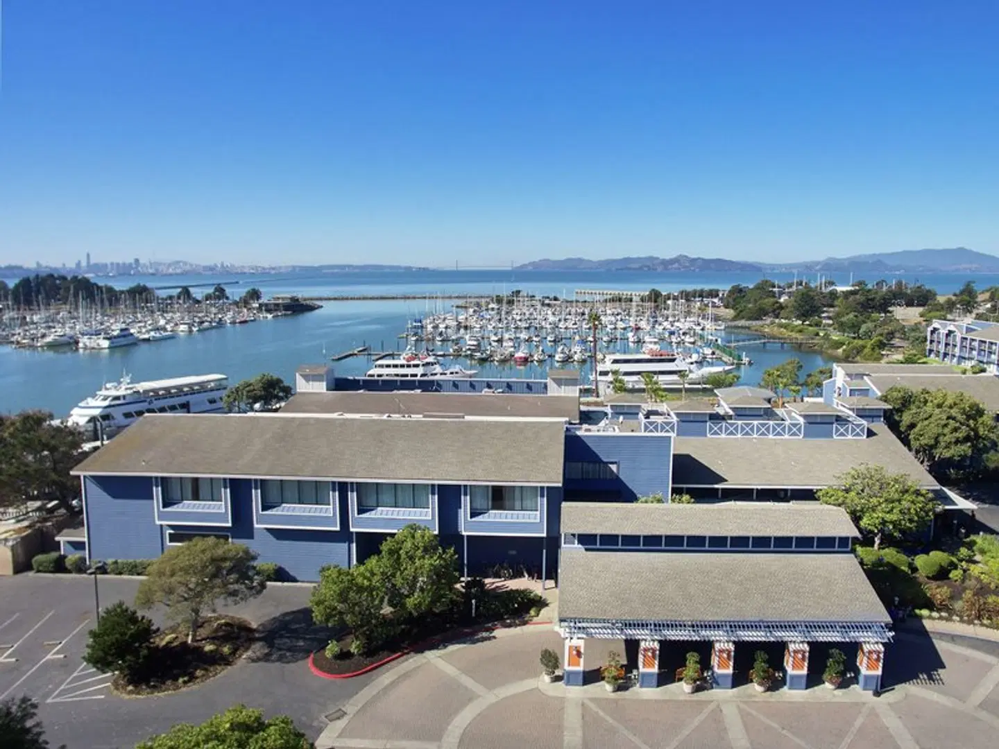 DoubleTree by Hilton Berkeley Marina EXTERIOR