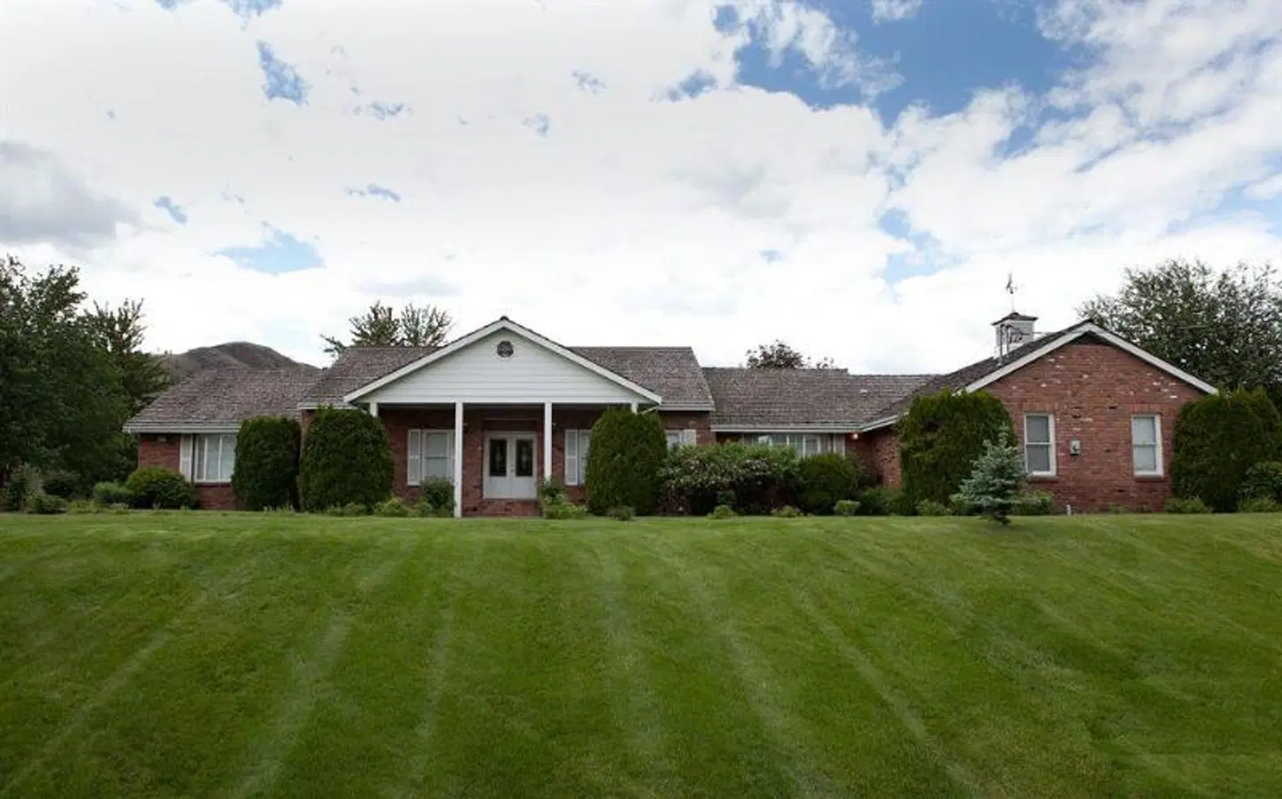 South Thompson Inn & Conference Centre EXTERIOR