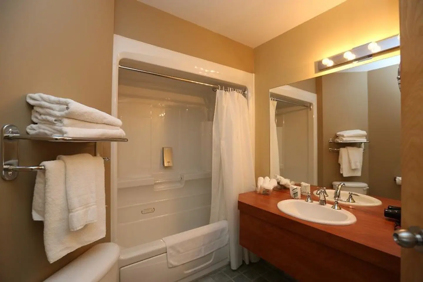 BATTURES Hotel Fjord Saguenay Badezimmer