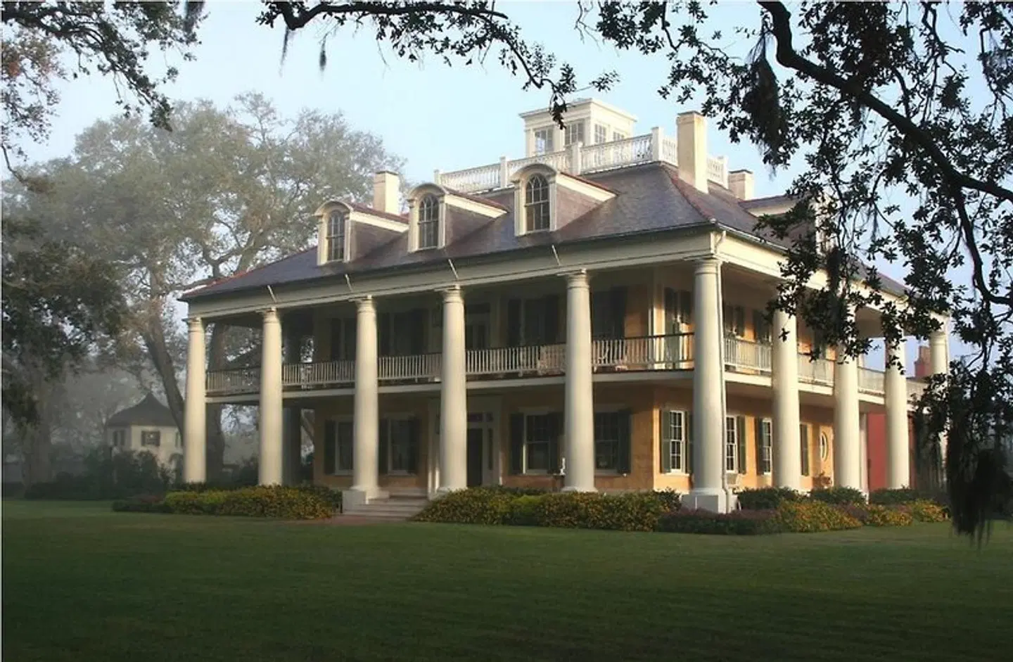 Houmas House Plantation and Gardens EXTERIOR