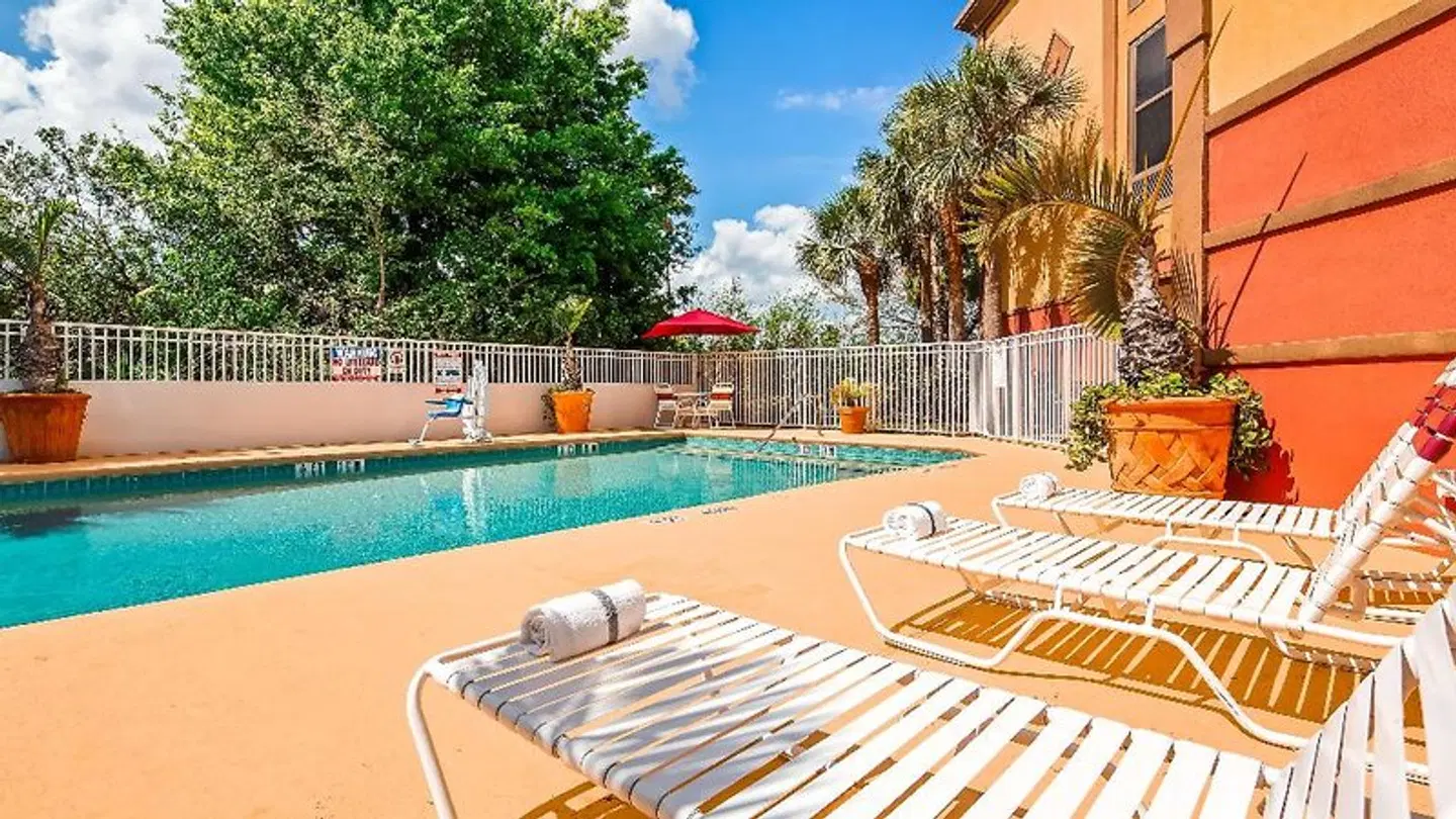 Best Western PLUS Universal Inn OUTDOOR_POOL