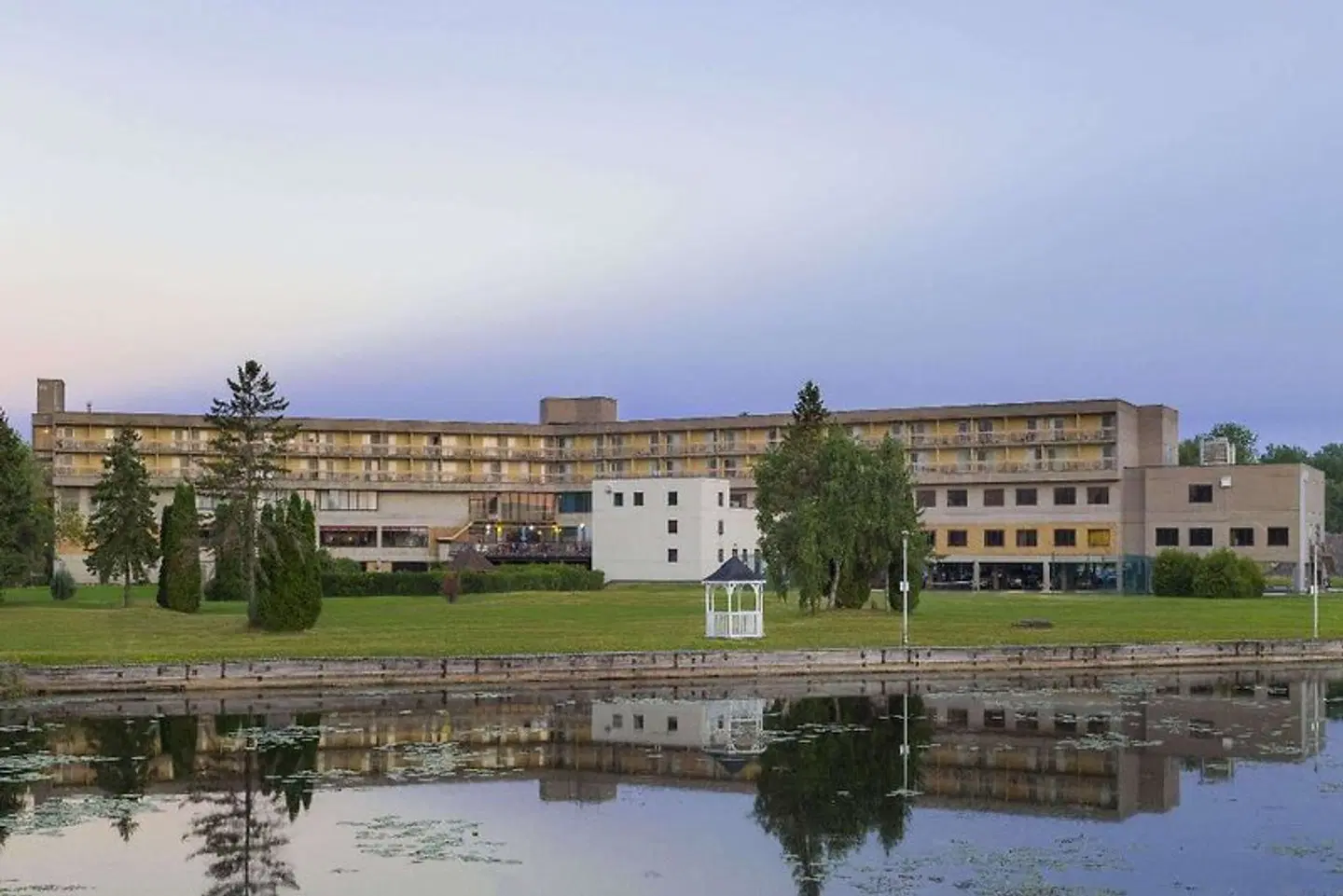 RAMADA BY WYNDHAM BELLEVILLE HARBOURVIEW C.C: EXTERIOR