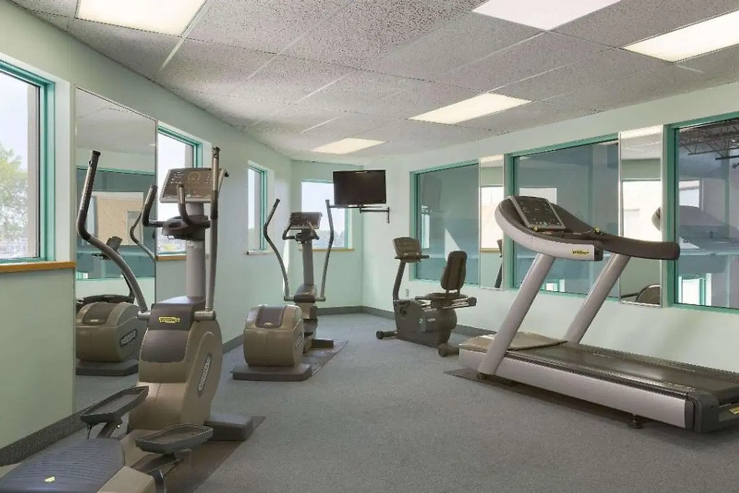 RAMADA BY WYNDHAM BELLEVILLE HARBOURVIEW C.C: SPORTS_AND_LEISURE