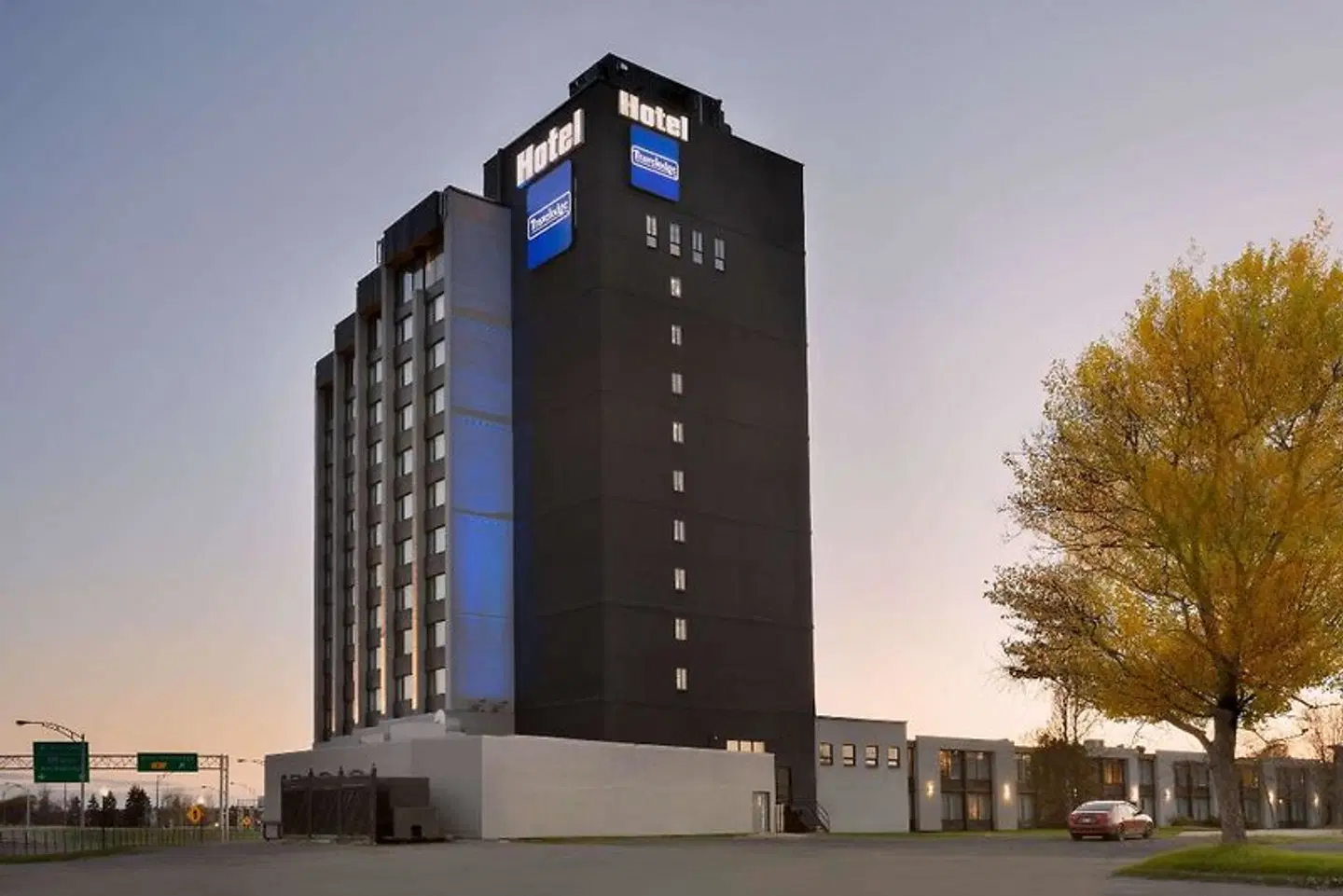 Travelodge by Wyndham Hotel & Convention Centre Quebec EXTERIOR
