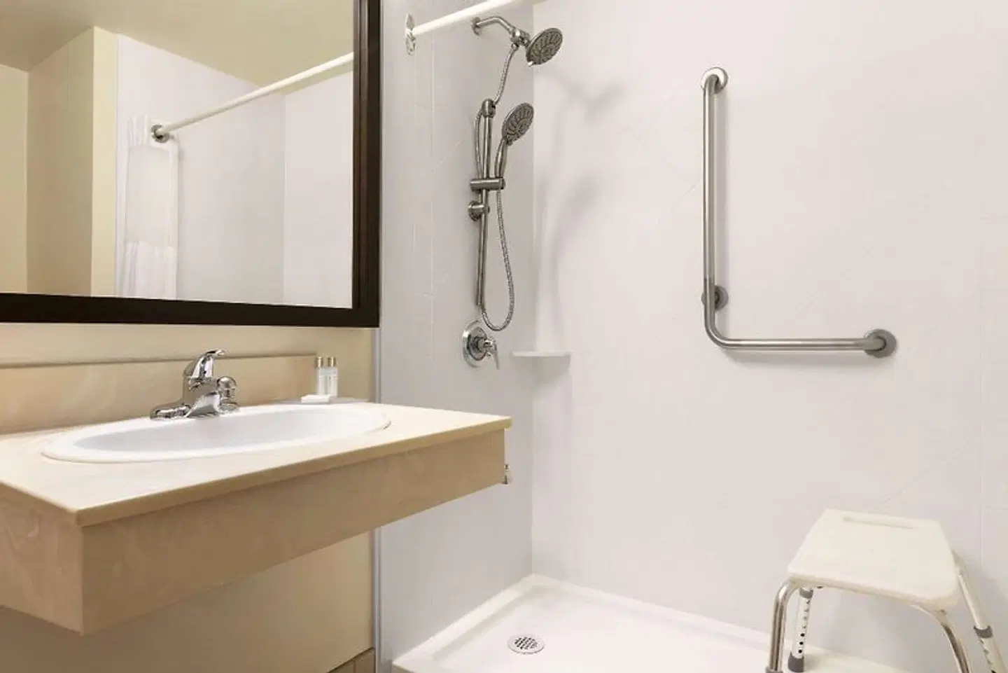 Travelodge Suites Moncton Badezimmer