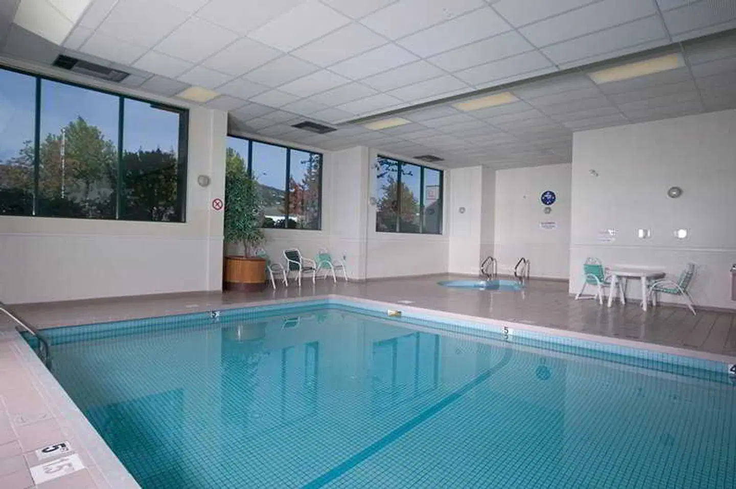 The Kanata Kelowna Hotel & Conference Centre Hallenbad