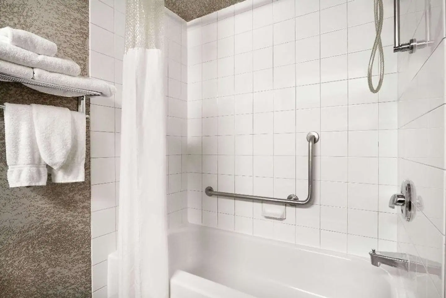 Days Inn by Wyndham Calgary Airport Badezimmer