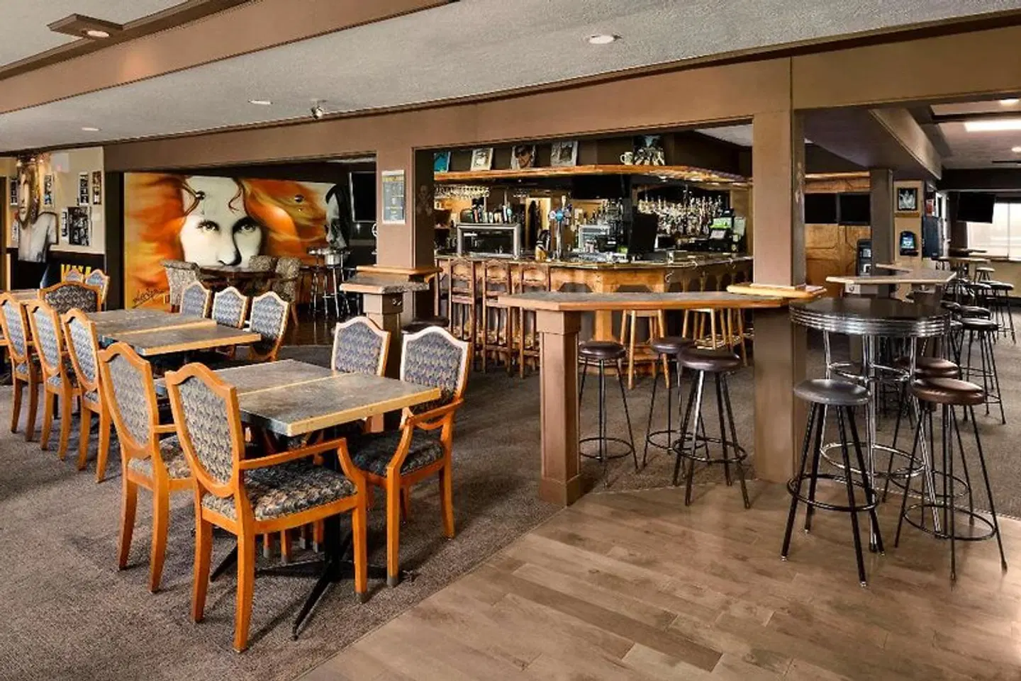 Days Inn by Wyndham Victoria Uptown Bar