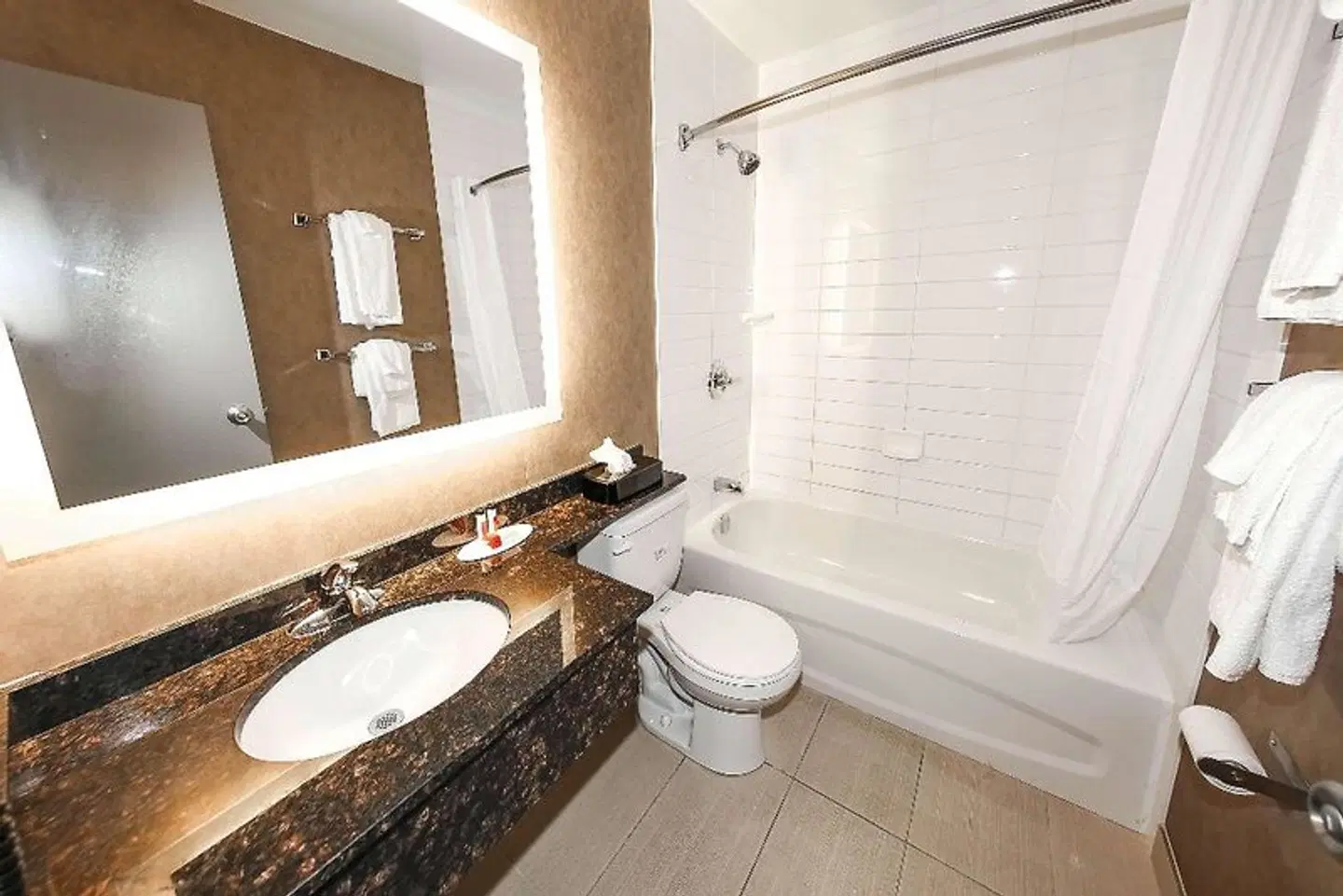 Howard Johnson by Wyndham Winnipeg West Badezimmer