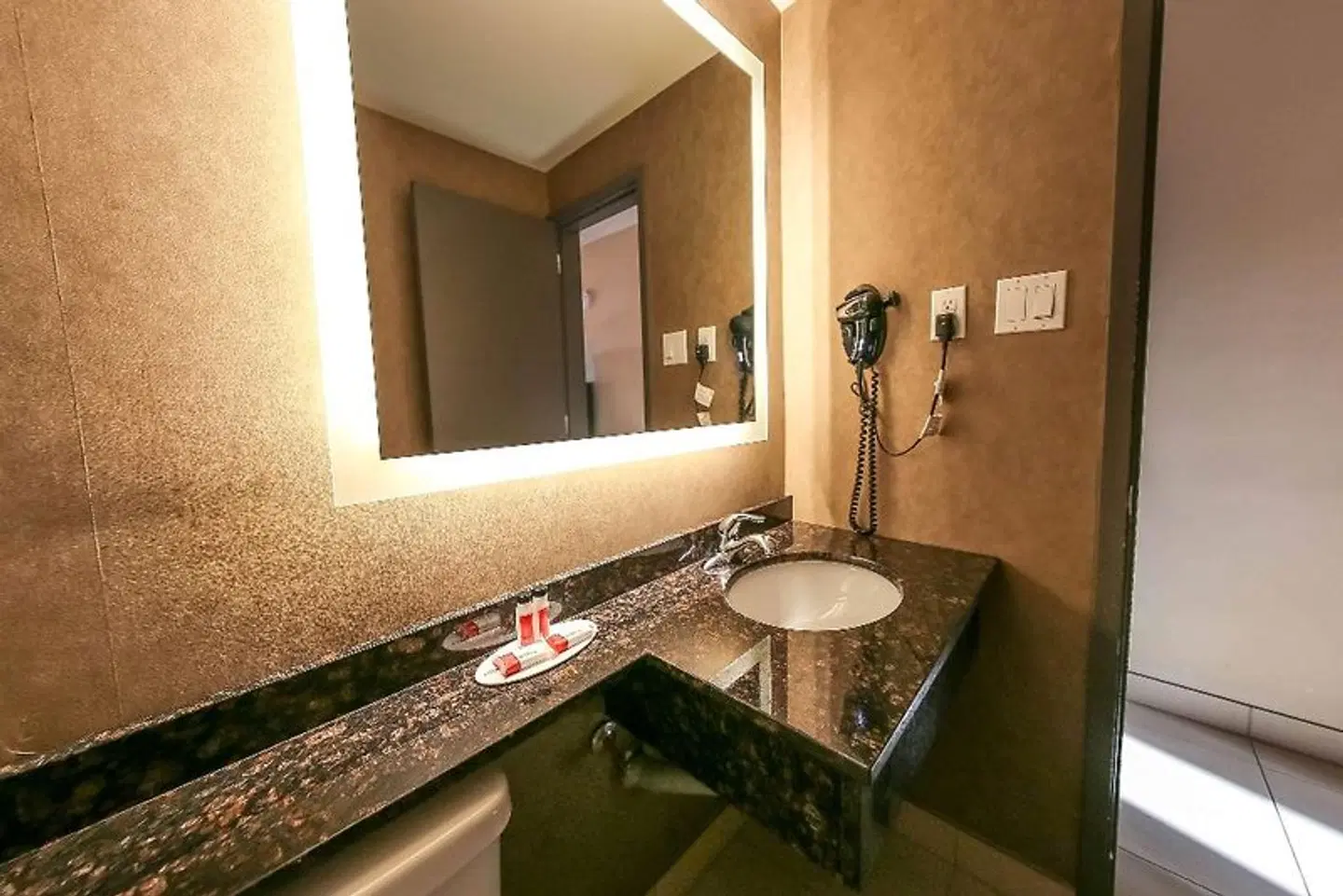 Howard Johnson by Wyndham Winnipeg West Badezimmer